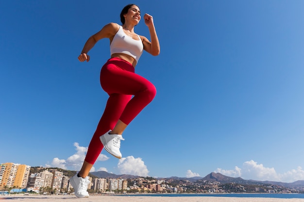 Vue latérale femme qui court à l'extérieur