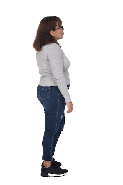 Vue latérale d'une femme regardant sur fond blanc