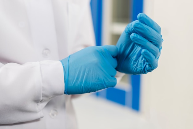 Photo vue latérale d'une femme scientifique avec des gants chirurgicaux