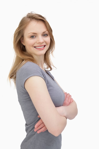 Vue latérale d&#39;une femme souriante tout en regardant la caméra