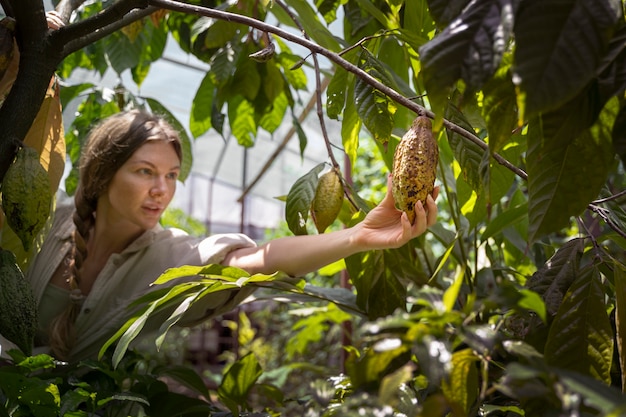 Photo vue latérale femme tenant des fruits