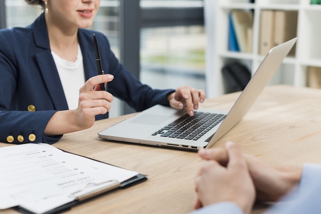 Vue latérale d'une femme tenant une interview au bureau