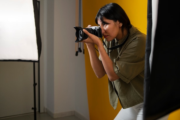 Photo vue latérale femme travaillant comme photographe
