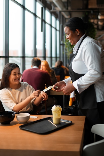 Photo vue latérale femme travaillant dans l'industrie des services