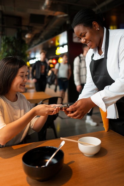 Photo vue latérale femme travaillant dans l'industrie des services