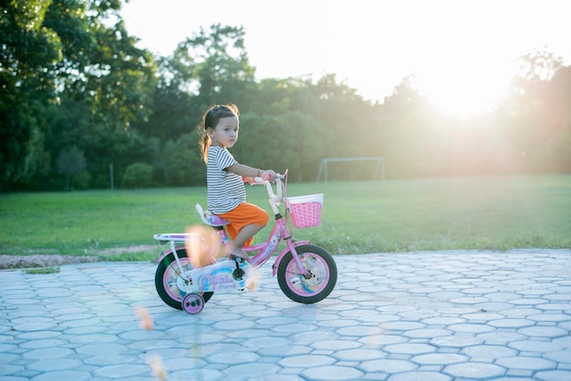 Vue latérale d'une femme à vélo sur la route