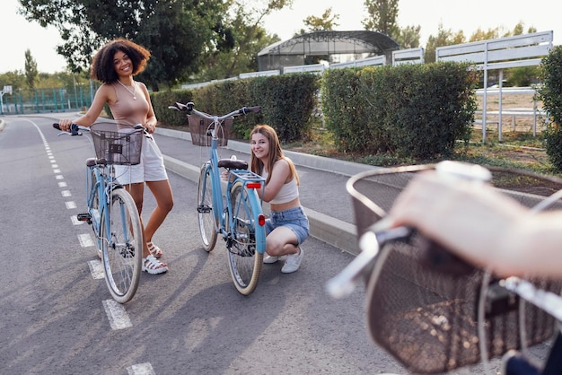 Photo vue latérale d'une femme à vélo