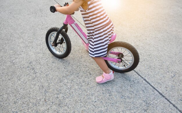 Photo vue latérale d'une femme à vélo