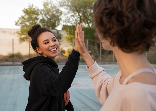 Vue latérale des femmes jouant au basket