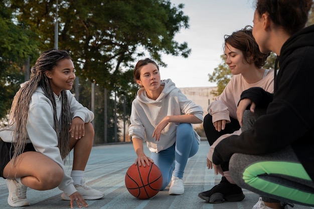 Photo vue latérale des femmes jouant au basket