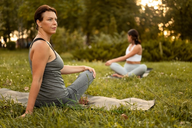 Photo vue latérale des femmes sur des tapis de yoga