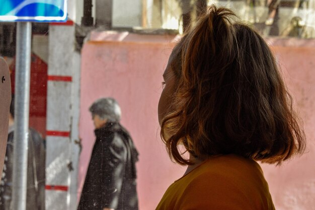 Photo vue latérale d'une fille en ville