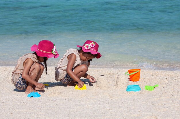 Photo vue latérale des filles sur la plage