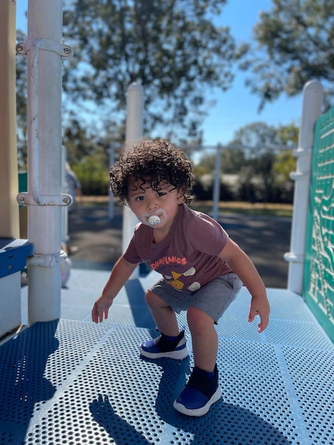 Photo vue latérale d'un garçon jouant dans le parc