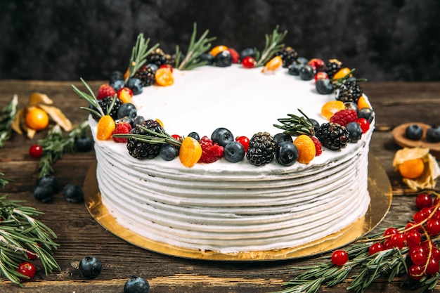 Vue latérale sur le gâteau dessert sucré gastronomique à la crème