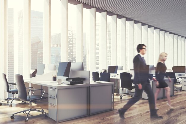 Vue latérale des gens d'affaires dans un intérieur de bureau à aire ouverte avec un plancher en bois, une fenêtre panoramique avec des stores, des rangées de tables d'ordinateur et des chaises de bureau. rendu 3d maquette image tonique