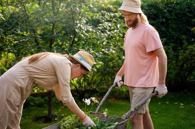 Vue latérale des gens qui jardinent ensemble