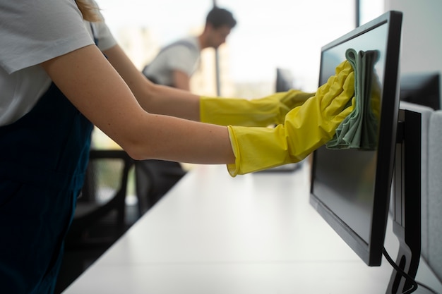 Vue latérale des gens qui nettoient le bâtiment