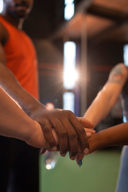 Vue latérale groupe de personnes au gymnase