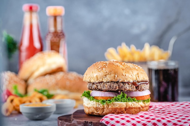 Vue latérale d'un hamburger de viande fraîche et savoureuse sur la table