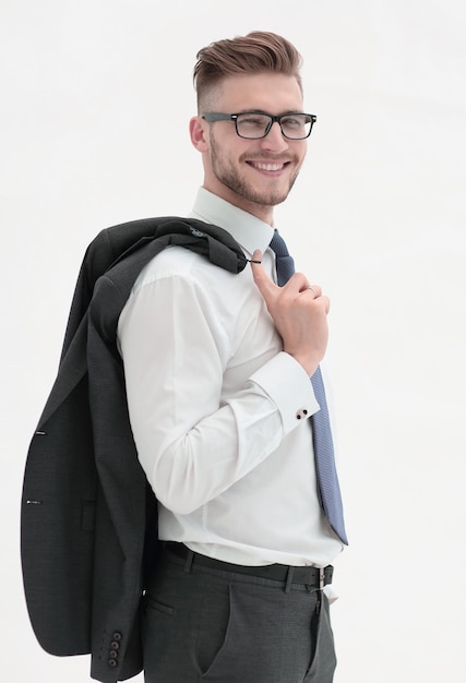 Vue latérale homme d'affaires souriant avec une veste sur son épaule isolée sur blanc