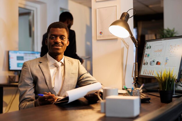 Photo vue latérale d'un homme d'affaires utilisant un ordinateur portable au bureau