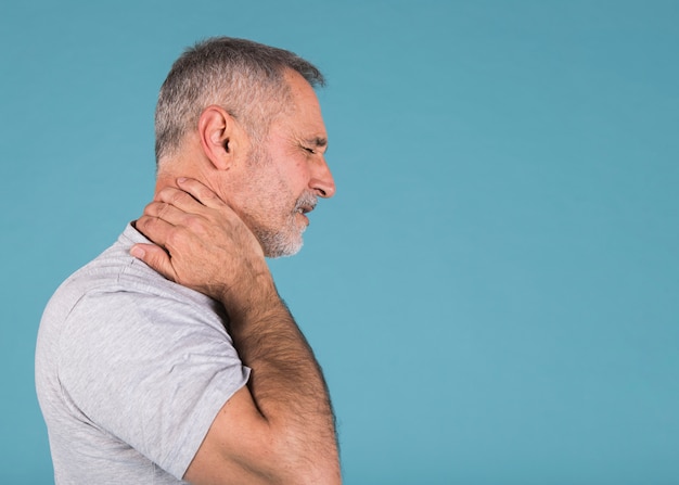 Photo vue latérale d'un homme âgé souffrant de douleurs au cou