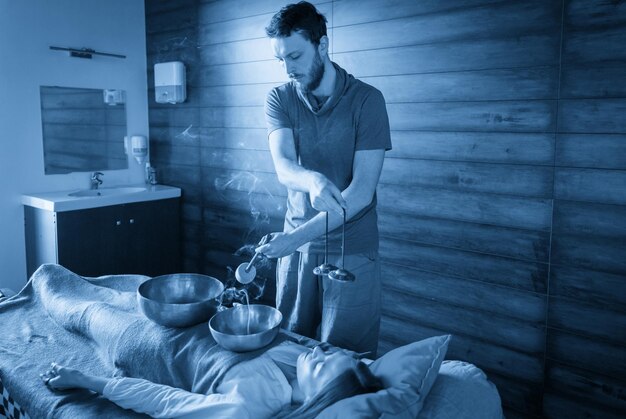 Photo vue latérale d'un homme assis sur le lit à la maison