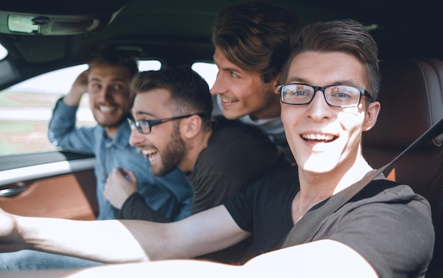 Vue latérale de l'homme conduisant une voiture à toit ouvert