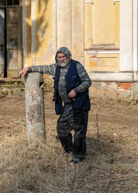 Vue latérale d'un homme debout sur le terrain