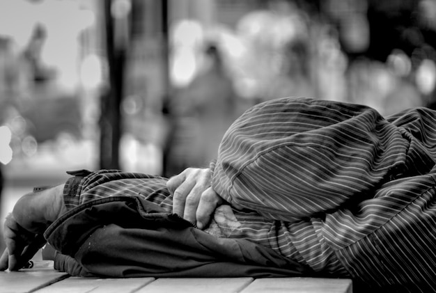 Photo vue latérale d'un homme dormant à l'extérieur