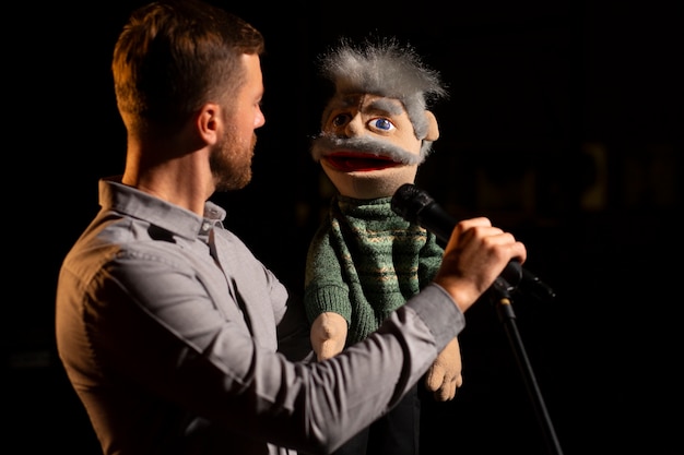 Photo vue latérale homme étant ventriloque