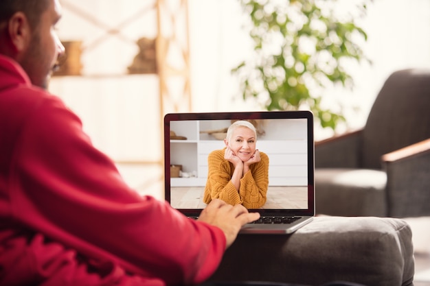 Photo vue latérale homme faisant un appel vidéo