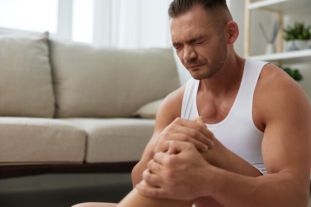 Photo vue latérale d'un homme faisant de l'exercice à la maison