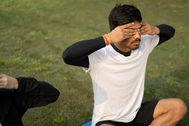 Photo vue latérale d'un homme faisant de l'exercice sur le terrain