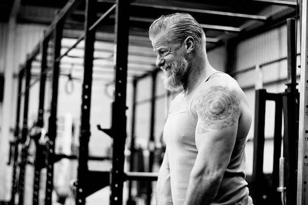 Vue latérale d'un homme mûr debout dans le gymnase