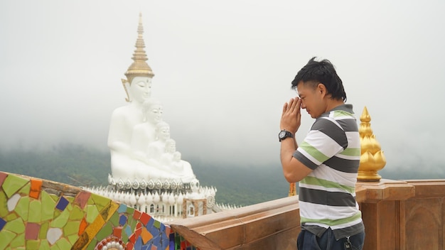 Photo vue latérale d'un homme mûr priant au temple