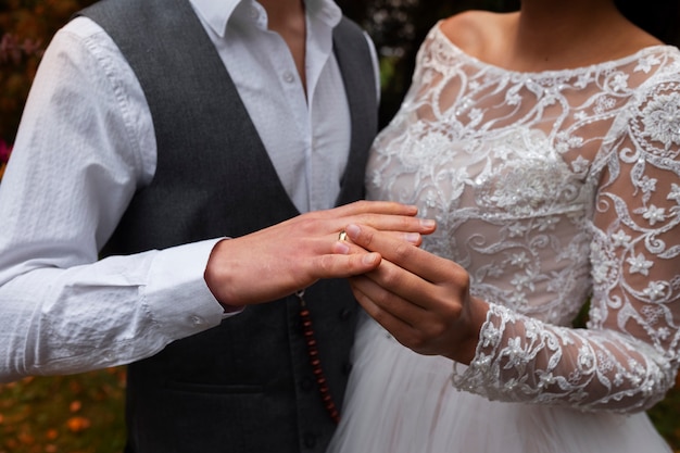 Photo vue latérale homme portant une bague de mariage