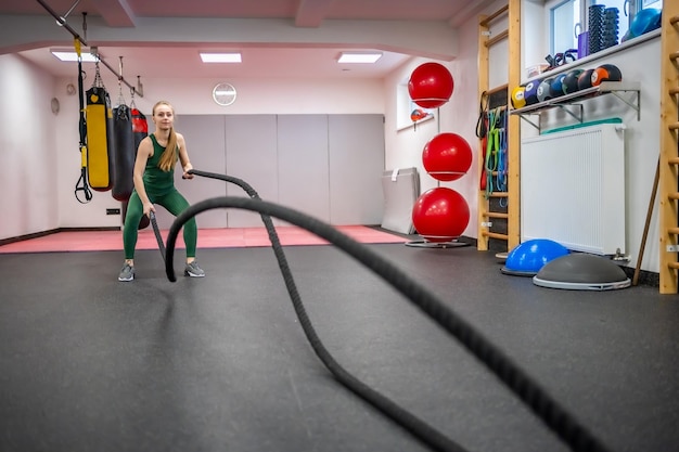 Vue latérale d'un homme en train de faire de l'exercice au gymnase