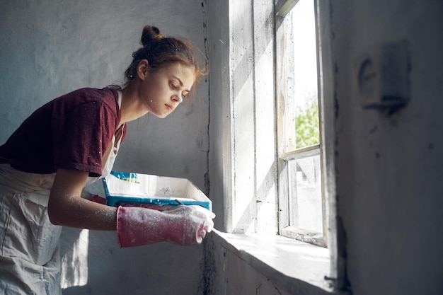 Vue latérale d'un homme travaillant à la maison