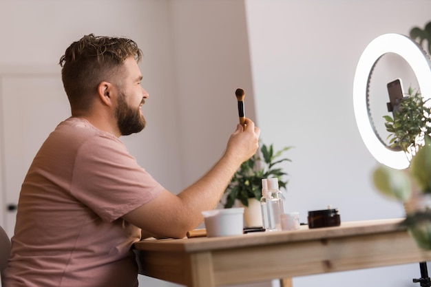 Photo vue latérale d'un homme travaillant à la maison