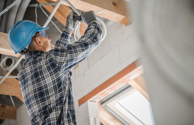 Vue latérale d'un homme travaillant à la maison