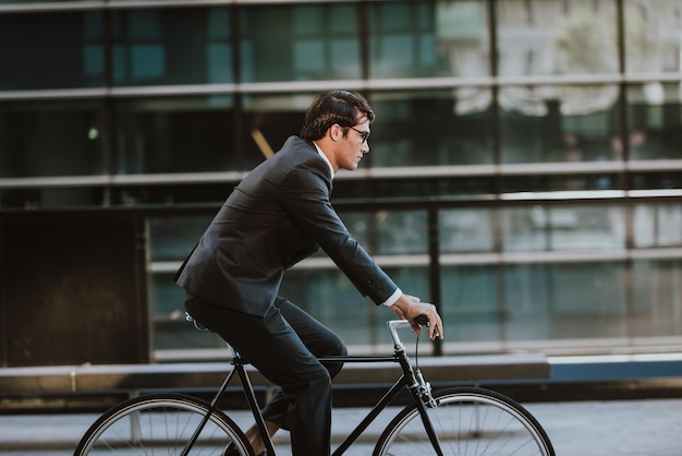 Photo vue latérale d'un homme à vélo