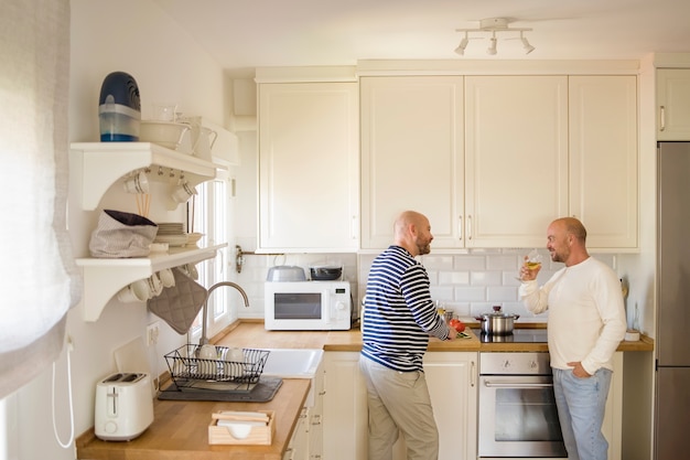 Photo vue latérale des hommes âgés à la maison