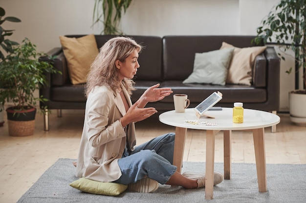 Vue Latérale Horizontale D'une Jeune Femme Adulte Moderne Assise Devant Une Tablette Numérique Parlant à