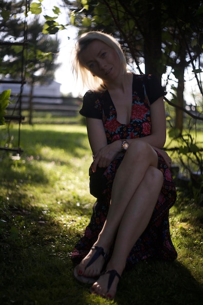 Vue latérale d'une jeune femme assise sur un champ