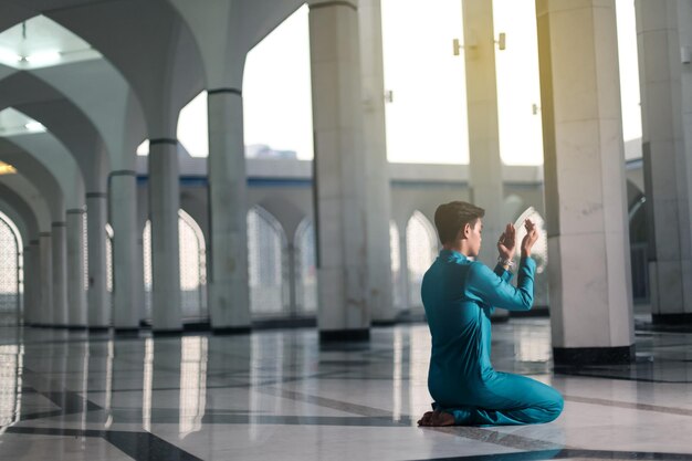 Photo vue latérale d'une jeune femme assise dans le couloir