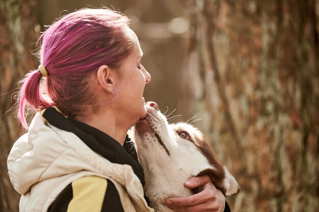 Photo vue latérale d'une jeune femme avec un chien