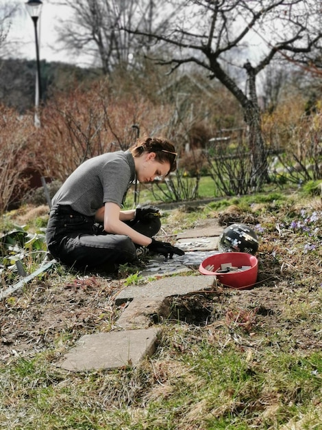 Photo vue latérale d'une jeune femme dans le jardin