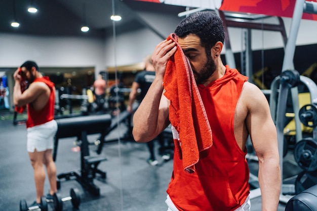 Vue latérale d'une jeune femme debout dans le gymnase